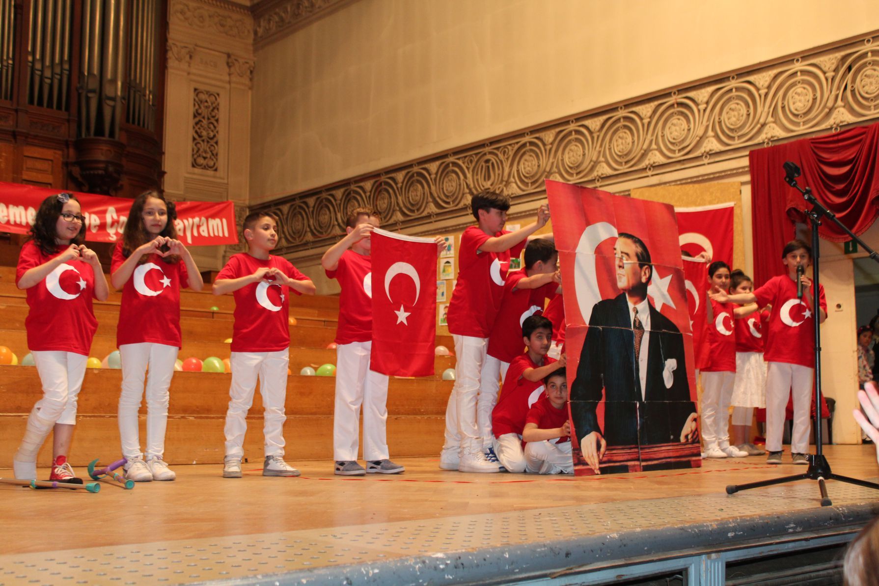AB’nin merkezi Brüksel’de ‹23 Nisan Coşkusu› yaşandı