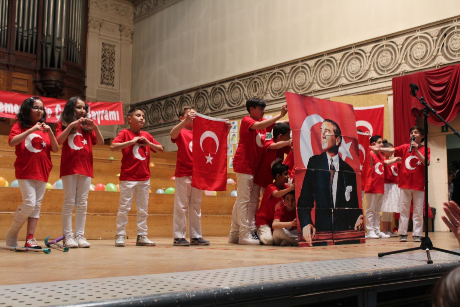 AB’nin merkezi Brüksel’de ‹23 Nisan Coşkusu› yaşandı