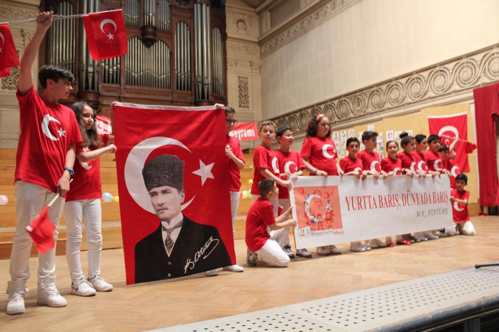 AB’nin merkezi Brüksel’de ‹23 Nisan Coşkusu› yaşandı