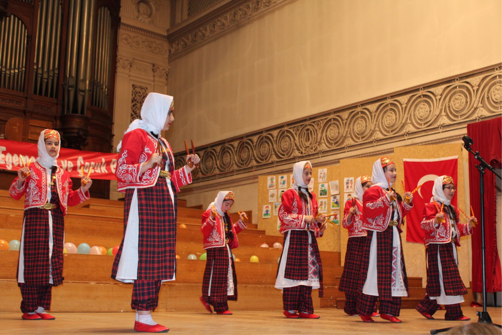 AB’nin merkezi Brüksel’de ‹23 Nisan Coşkusu› yaşandı