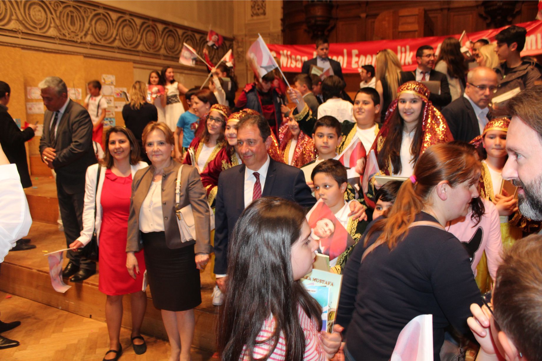 AB’nin merkezi Brüksel’de ‹23 Nisan Coşkusu› yaşandı