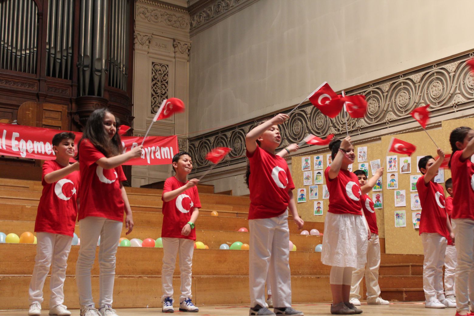 AB’nin merkezi Brüksel’de ‹23 Nisan Coşkusu› yaşandı