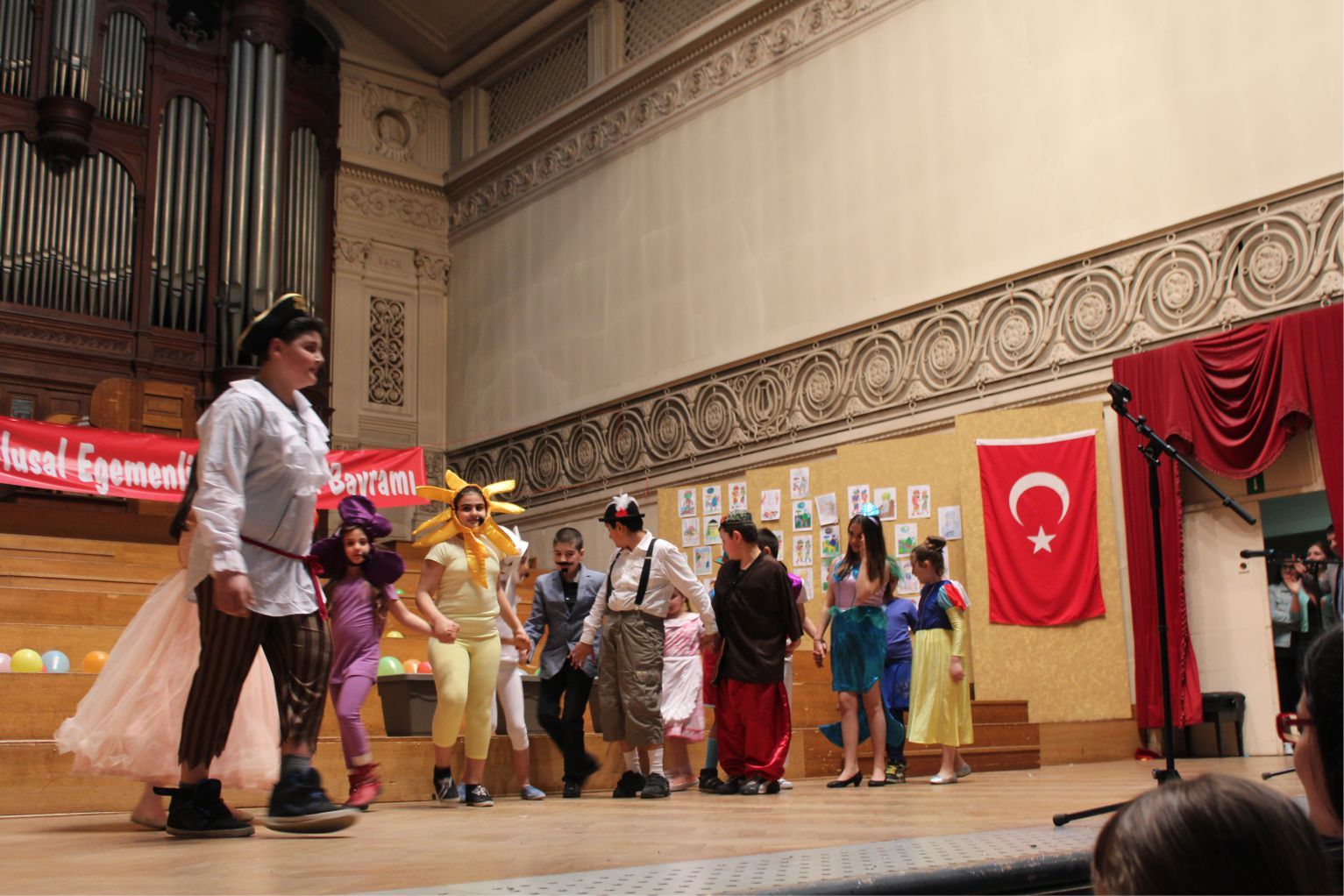 AB’nin merkezi Brüksel’de ‹23 Nisan Coşkusu› yaşandı