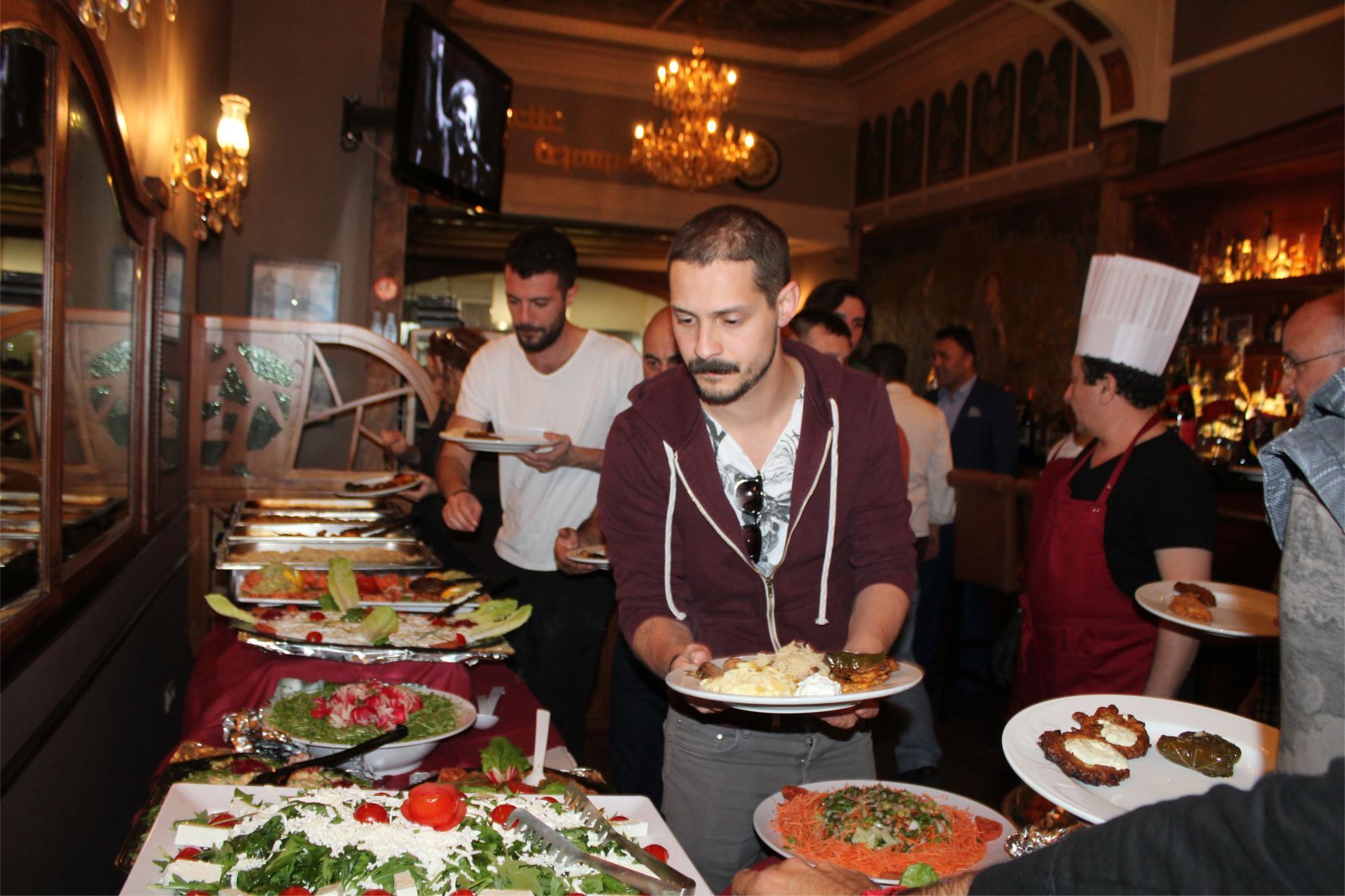 İŞADAMI KORKMAZERâ€™DEN SANATÇI SELAMİ ŞAHİN ONURUNA YEMEK 