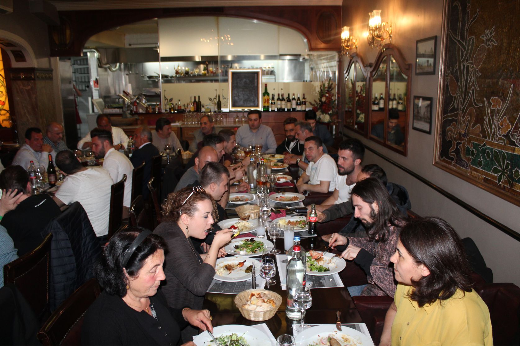 İŞADAMI KORKMAZERâ€™DEN SANATÇI SELAMİ ŞAHİN ONURUNA YEMEK 