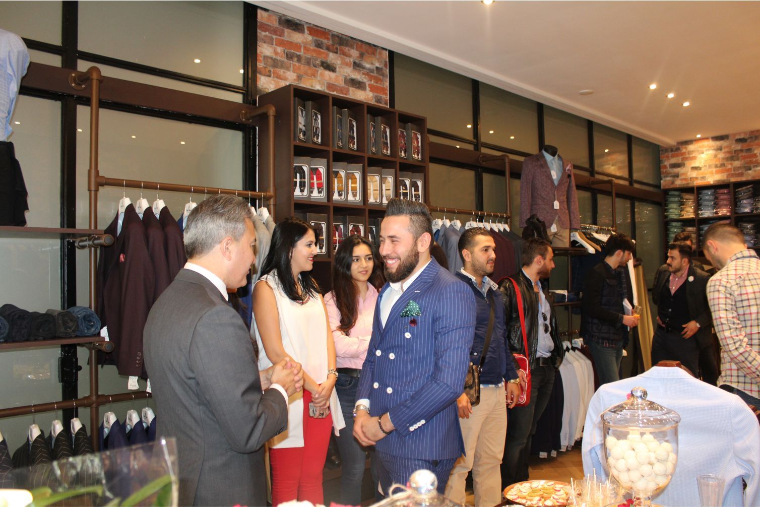 ‘BEGENTLEMEN MAĞAZASININ AÇILIŞINI SİYASİLER YAPTI
