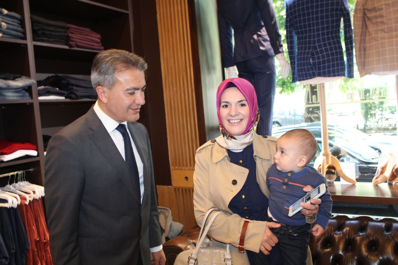 ‘BEGENTLEMEN MAĞAZASININ AÇILIŞINI SİYASİLER YAPTI