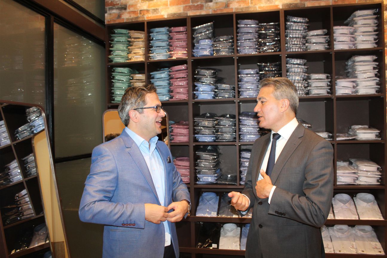‘BEGENTLEMEN MAĞAZASININ AÇILIŞINI SİYASİLER YAPTI