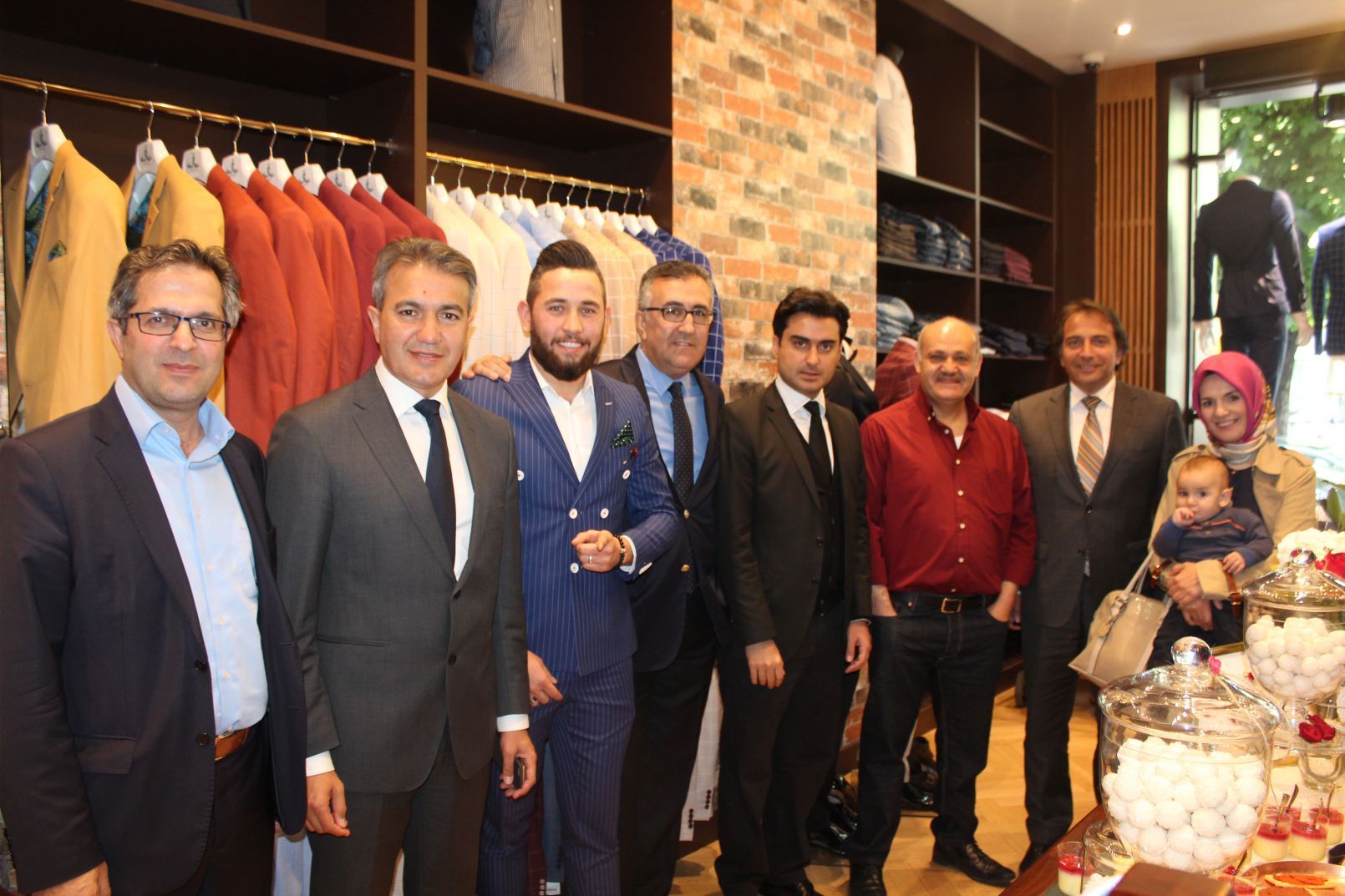 ‘BEGENTLEMEN MAĞAZASININ AÇILIŞINI SİYASİLER YAPTI
