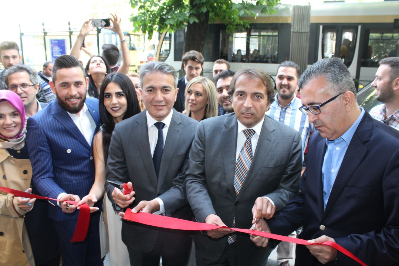 ‘BEGENTLEMEN MAĞAZASININ AÇILIŞINI SİYASİLER YAPTI