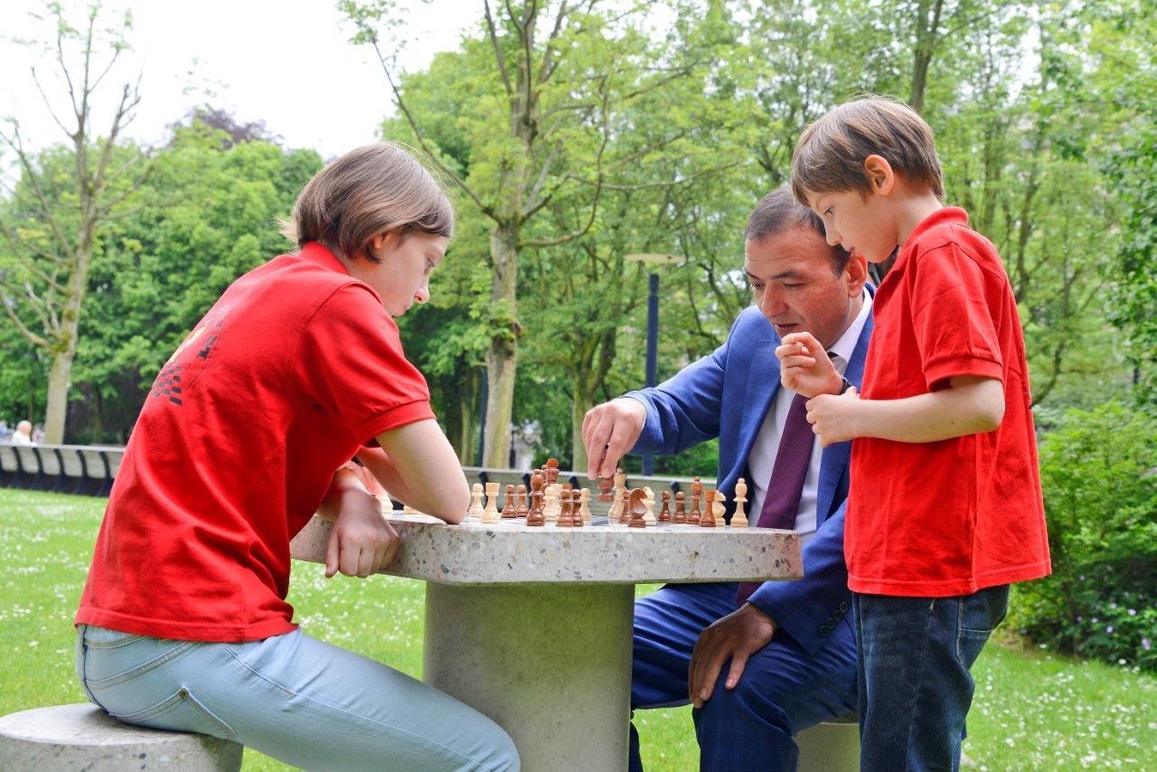 Resul Tapmazâ€™dan Zuidpark;ta Satranç masası