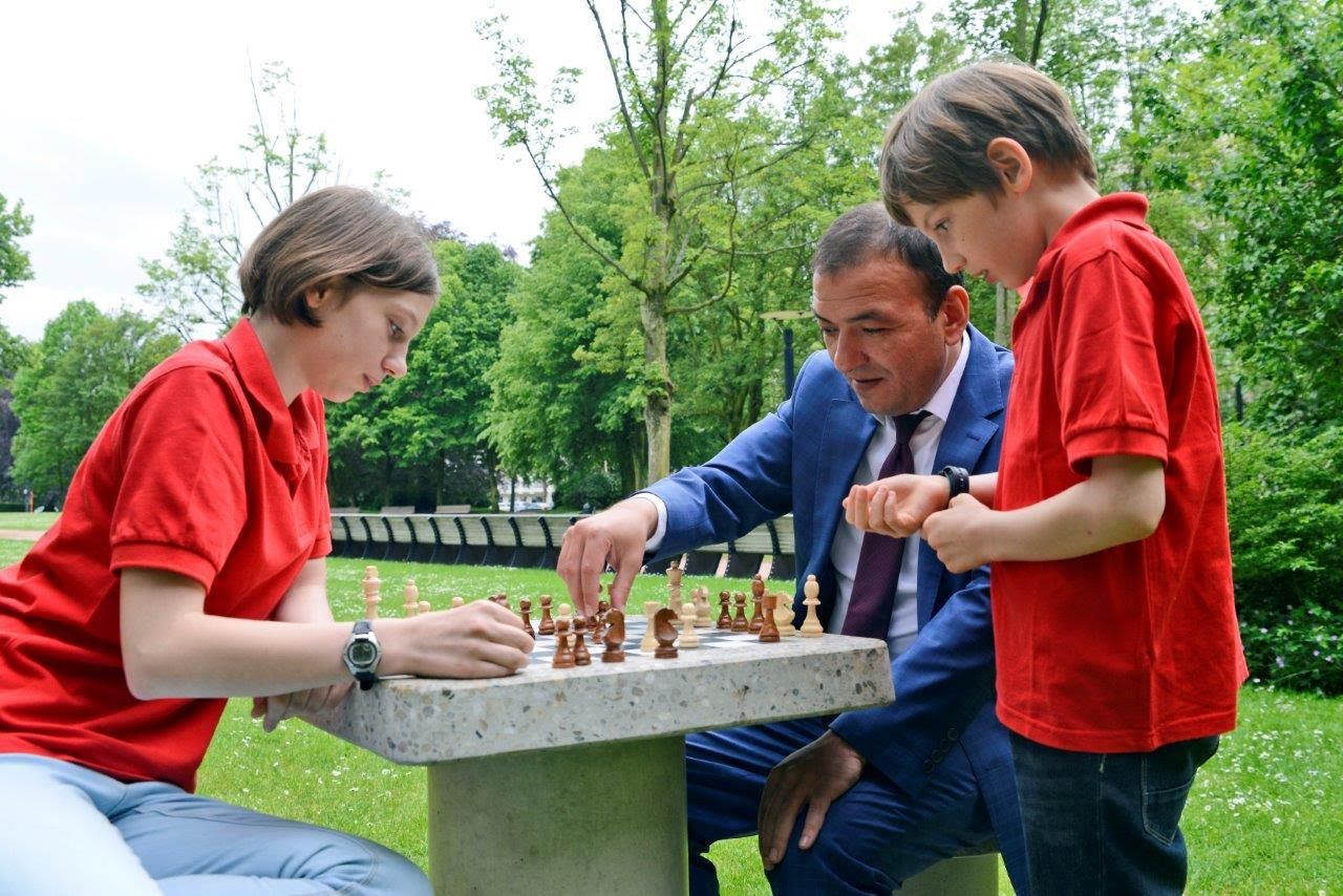 Resul Tapmazâ€™dan Zuidpark;ta Satranç masası
