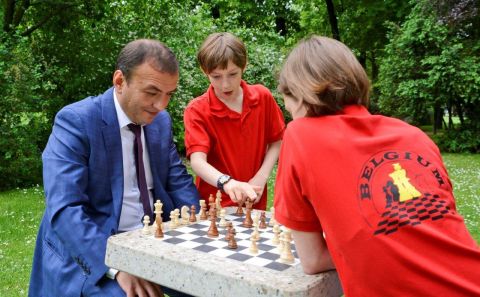 Resul Tapmazâ€™dan Zuidpark;ta Satranç masası