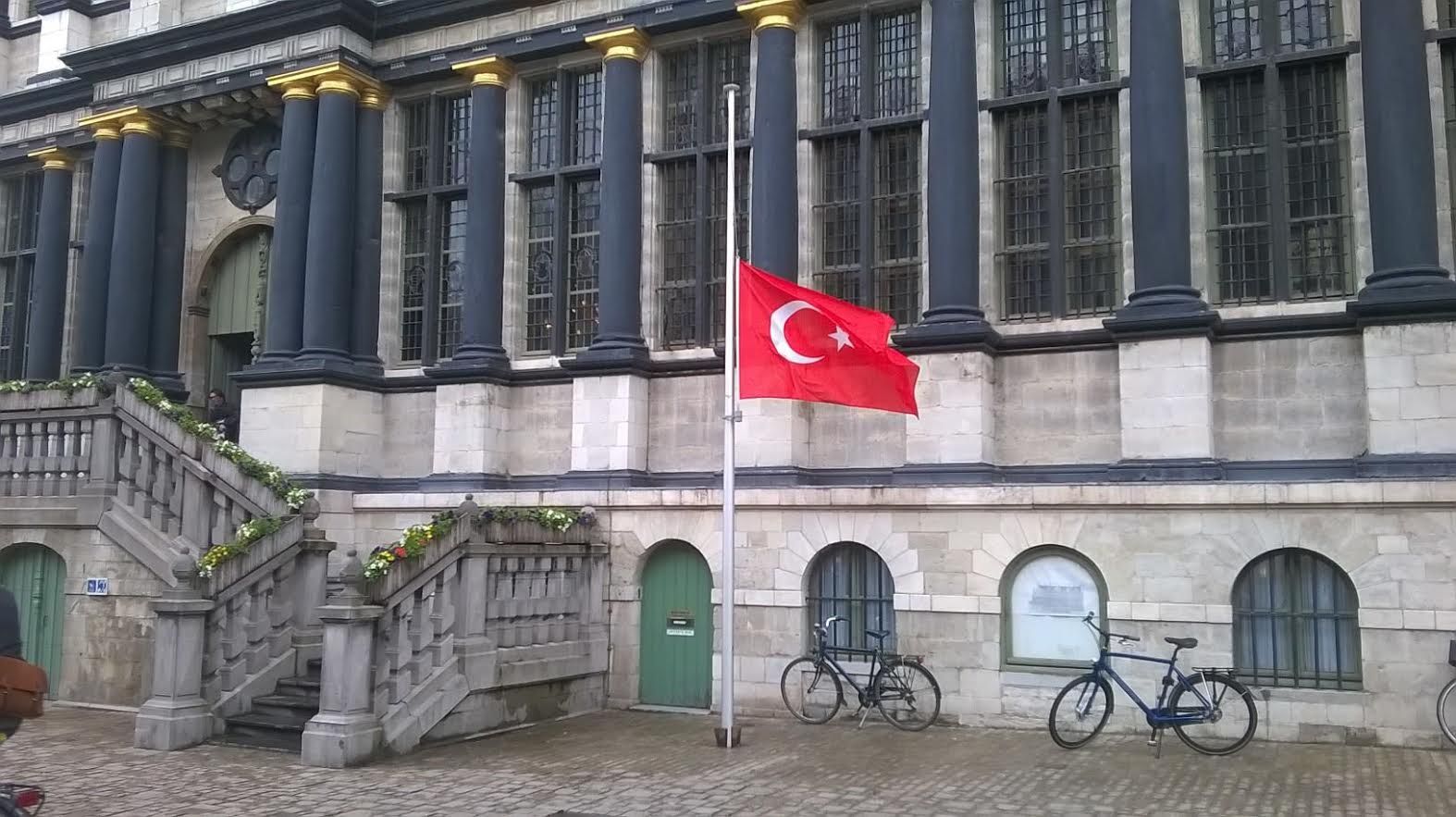 Gent Belediye Sarayı önüne Türk Bayrağı asıldı ve bayrak yarıya indirildi.