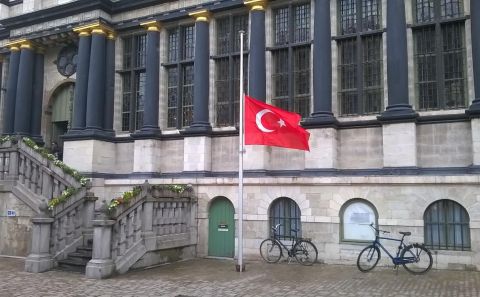 Gent Belediye Sarayı önüne Türk Bayrağı asıldı ve bayrak yarıya indirildi.