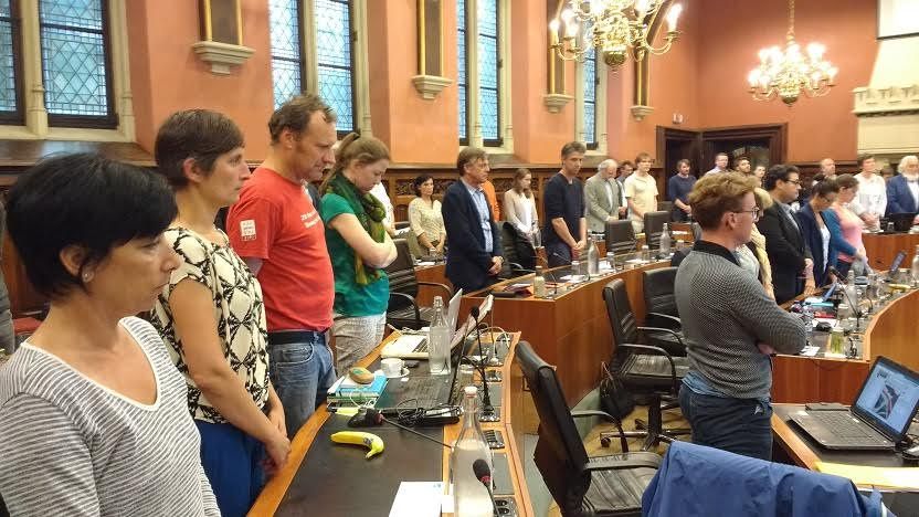 Gent Belediye Sarayı önüne Türk Bayrağı asıldı ve bayrak yarıya indirildi.