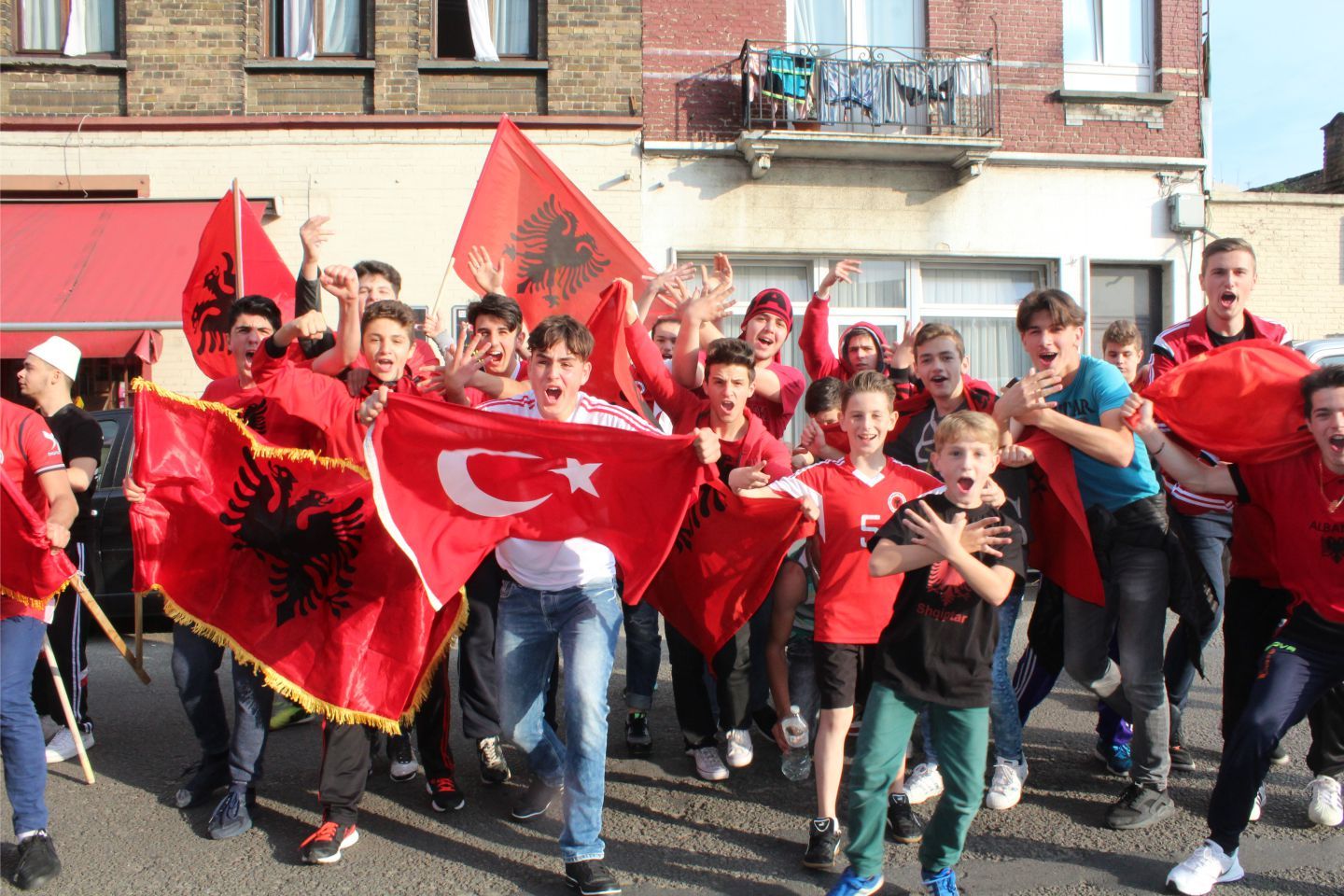 BELÇİKA'DA TÜRKLERDEN SONRA EN ÇILGIN TARAFTAR ARNAVUTLAR OLDU 