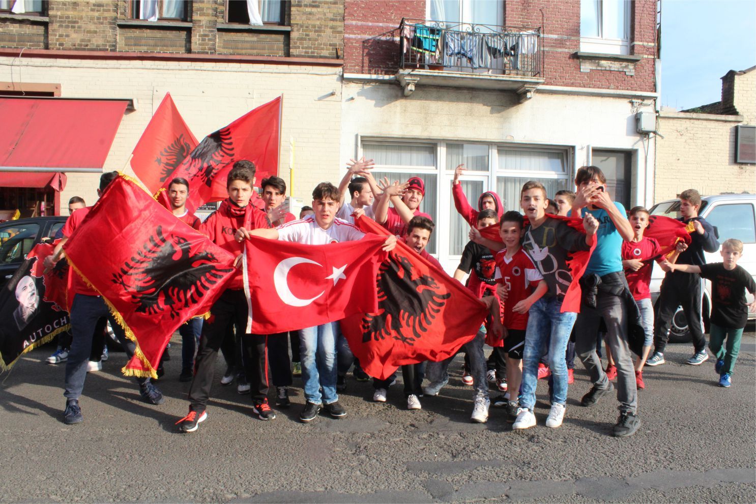 BELÇİKA'DA TÜRKLERDEN SONRA EN ÇILGIN TARAFTAR ARNAVUTLAR OLDU 