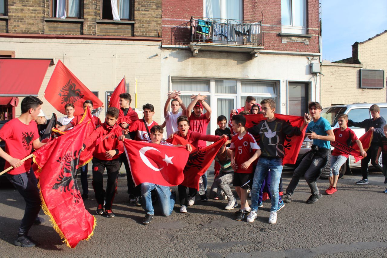 BELÇİKA'DA TÜRKLERDEN SONRA EN ÇILGIN TARAFTAR ARNAVUTLAR OLDU 