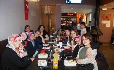 SOSYOLOG AYŞE SEZGİN SEVENLERİYLE İFTARDA BULUŞTU