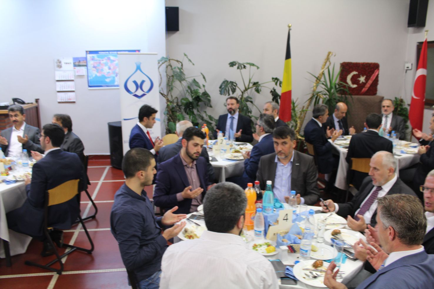 BELÇİKA DİYANET VAKFI BİR İFTAR PROGRAMI DÜZENLEDİ