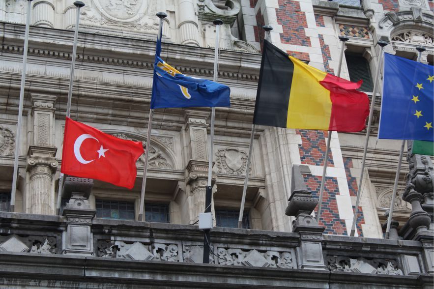 SCHAERBEK BELEDİYESİNE TÜRK BAYRAĞI ASILARAK, YARIYA İNDİRİLDİ
