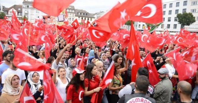 Avusturyaâ€™da Türk bayrağına yasak geldi