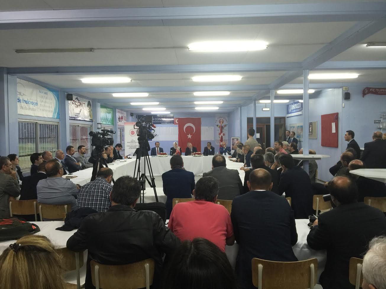 Belçika’da resmi temaslarda bulunan TBMM Dışişleri Komisyonu Heyeti Anvers'te halkla buluştu