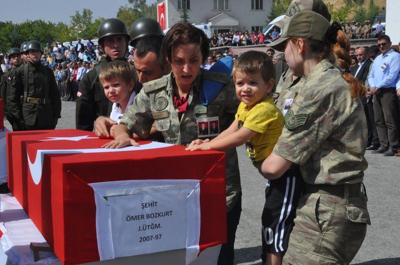 YETER ARTIK DURSUN BU TERÖR. Hemen her gün şehit haberi!