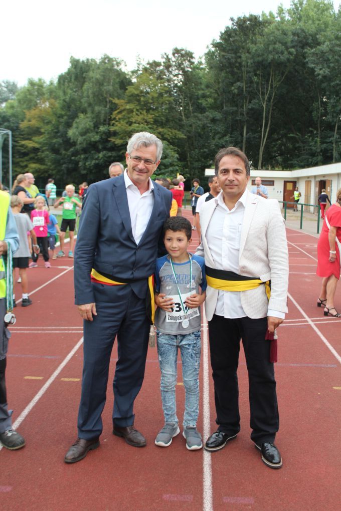 BİNLERCE KOŞUCU SCHAERBEEK MARATONUN'DA BULUŞARAK, CENTİLMENCE YARIŞTI...
