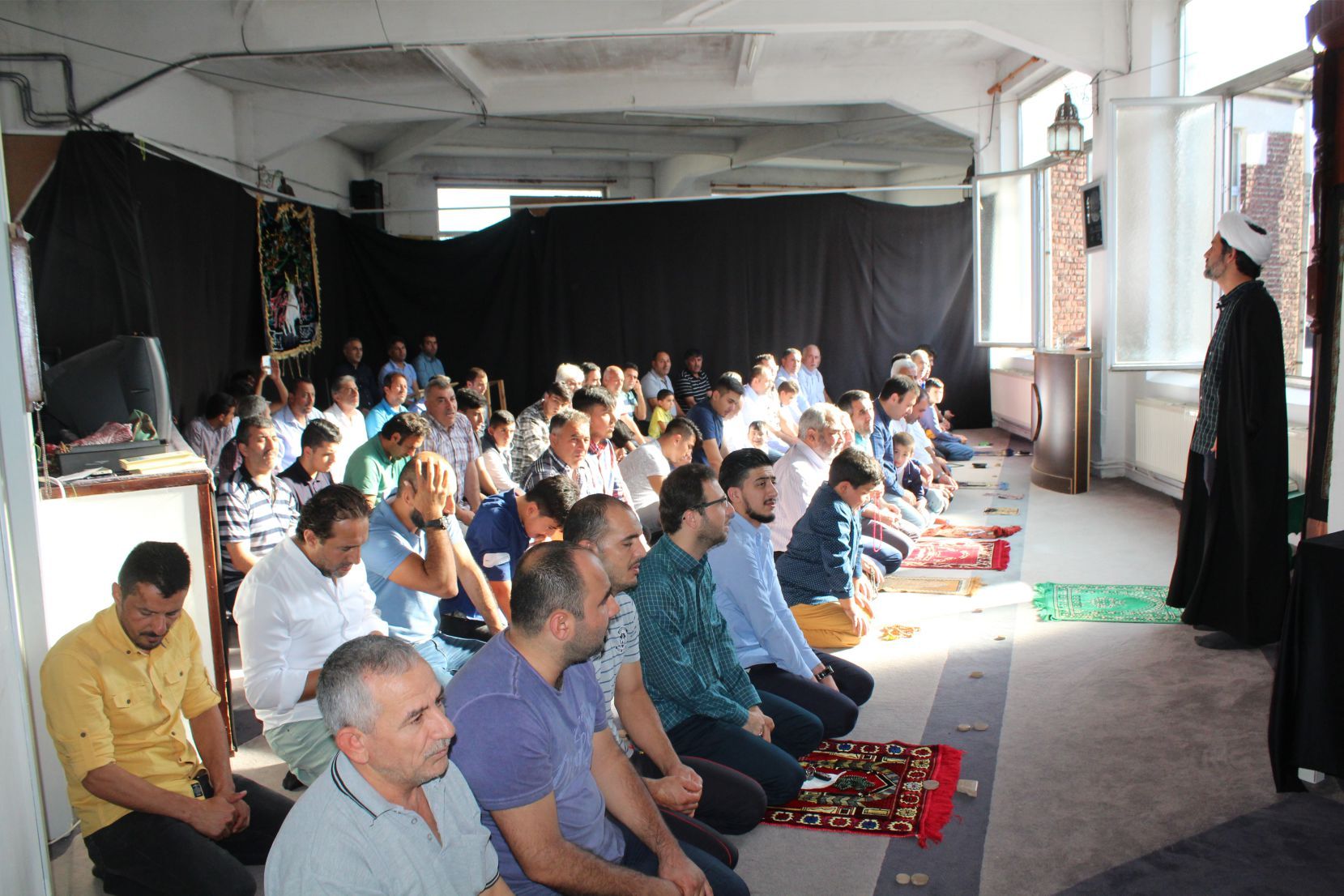 BRÜKSEL EHLİBEYT DOSTLARI BAYRAM NAMAZINDA ŞEHİTLERİ ANDILAR