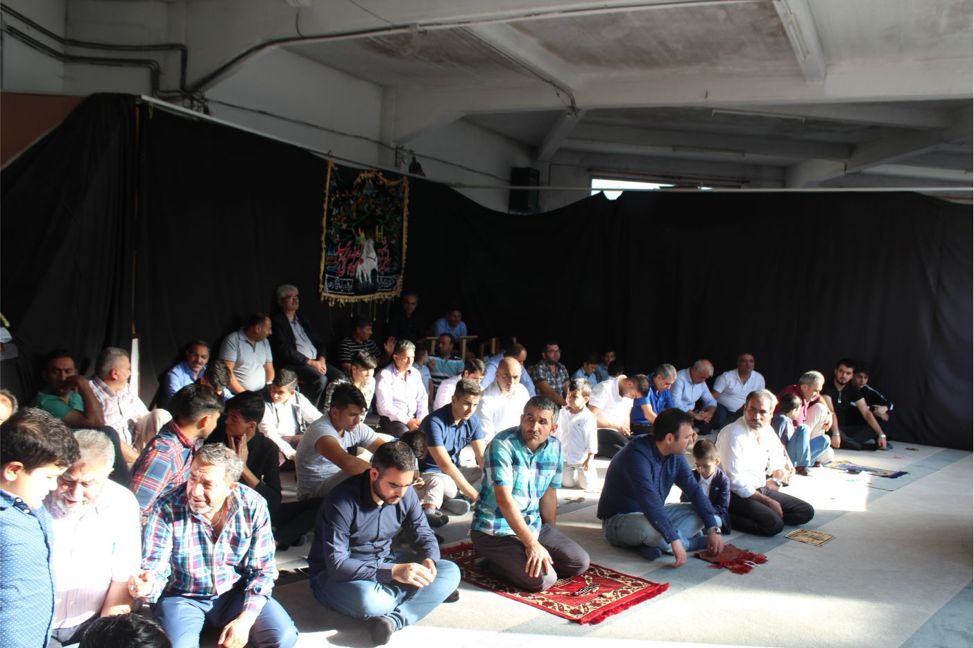 BRÜKSEL EHLİBEYT DOSTLARI BAYRAM NAMAZINDA ŞEHİTLERİ ANDILAR
