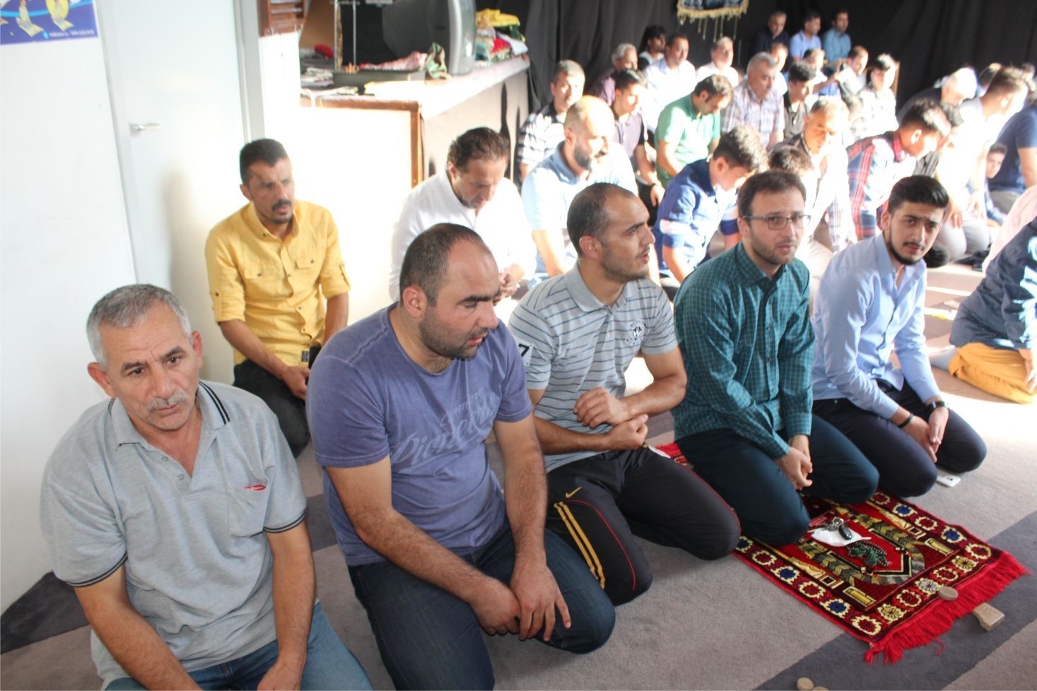 BRÜKSEL EHLİBEYT DOSTLARI BAYRAM NAMAZINDA ŞEHİTLERİ ANDILAR