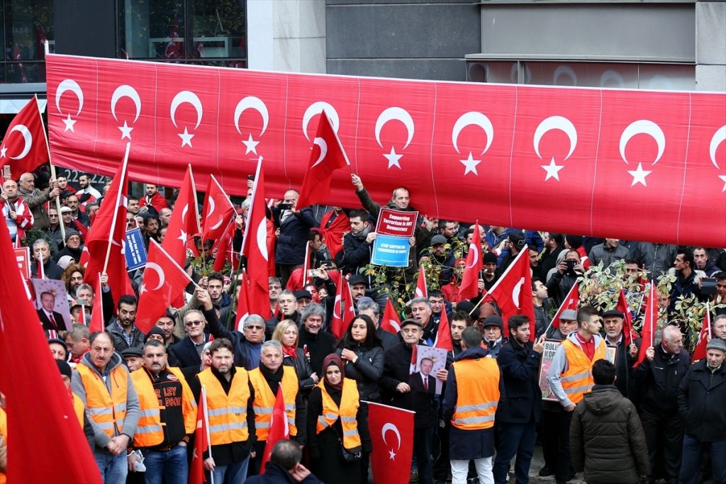 BELÇİKALI TÜRKLER TERÖR DESTEKÇİLERİNİ BRÜKSELDEN UYARI.