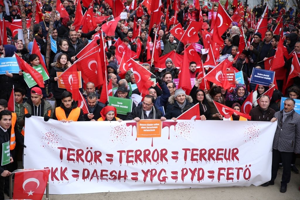 BELÇİKALI TÜRKLER TERÖR DESTEKÇİLERİNİ BRÜKSELDEN UYARI.