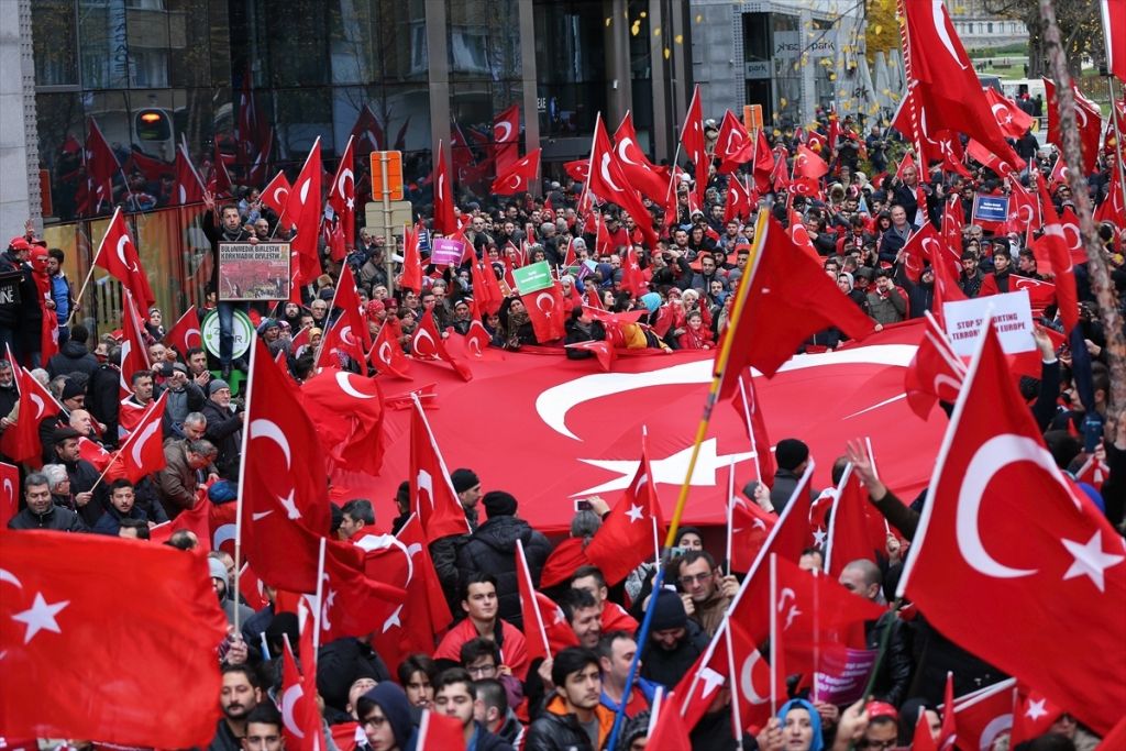 BELÇİKALI TÜRKLER TERÖR DESTEKÇİLERİNİ BRÜKSELDEN UYARI.