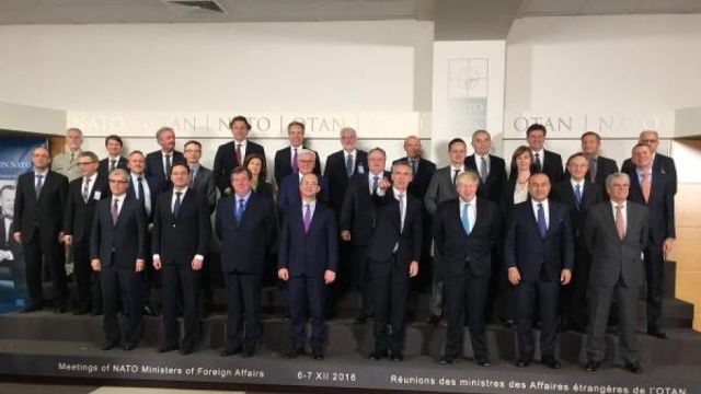 NATO Dışişleri Bakanları Aile Fotoğrafında Buluştu