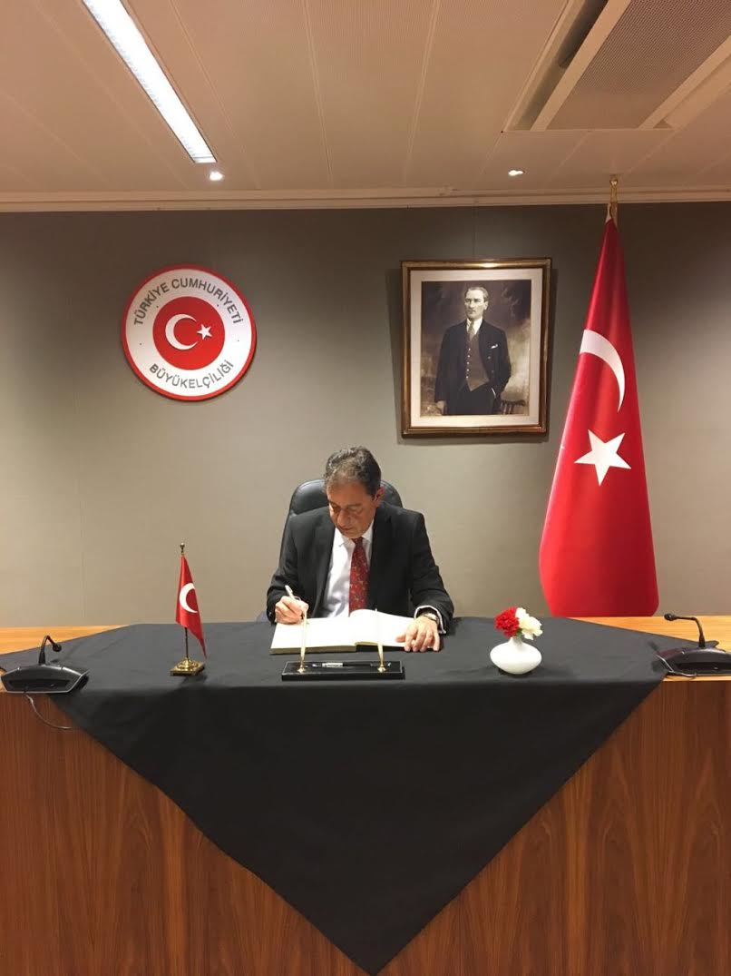 BÜYÜKELÇİLİKTE ŞEHİTLER İÇİN TAZİYE DEFTERİ AÇILDI