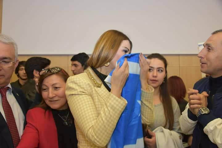 Ganire Paşayeva'ya Irak Türkmenlerinin Bayrağı Hediye Edildi