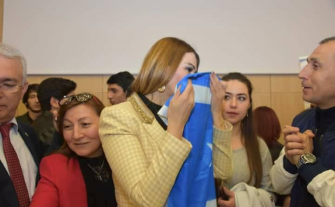 Ganire Paşayeva'ya Irak Türkmenlerinin Bayrağı Hediye Edildi