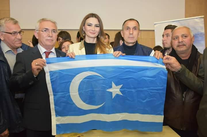 Ganire Paşayeva'ya Irak Türkmenlerinin Bayrağı Hediye Edildi