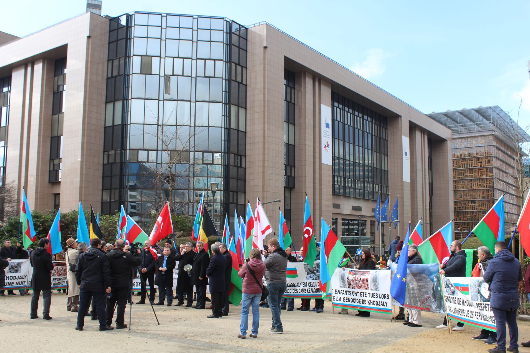 AB’NİN KALBİNDE “HOCALI ŞEHİTLERİ’Nİ ANDILARâ€