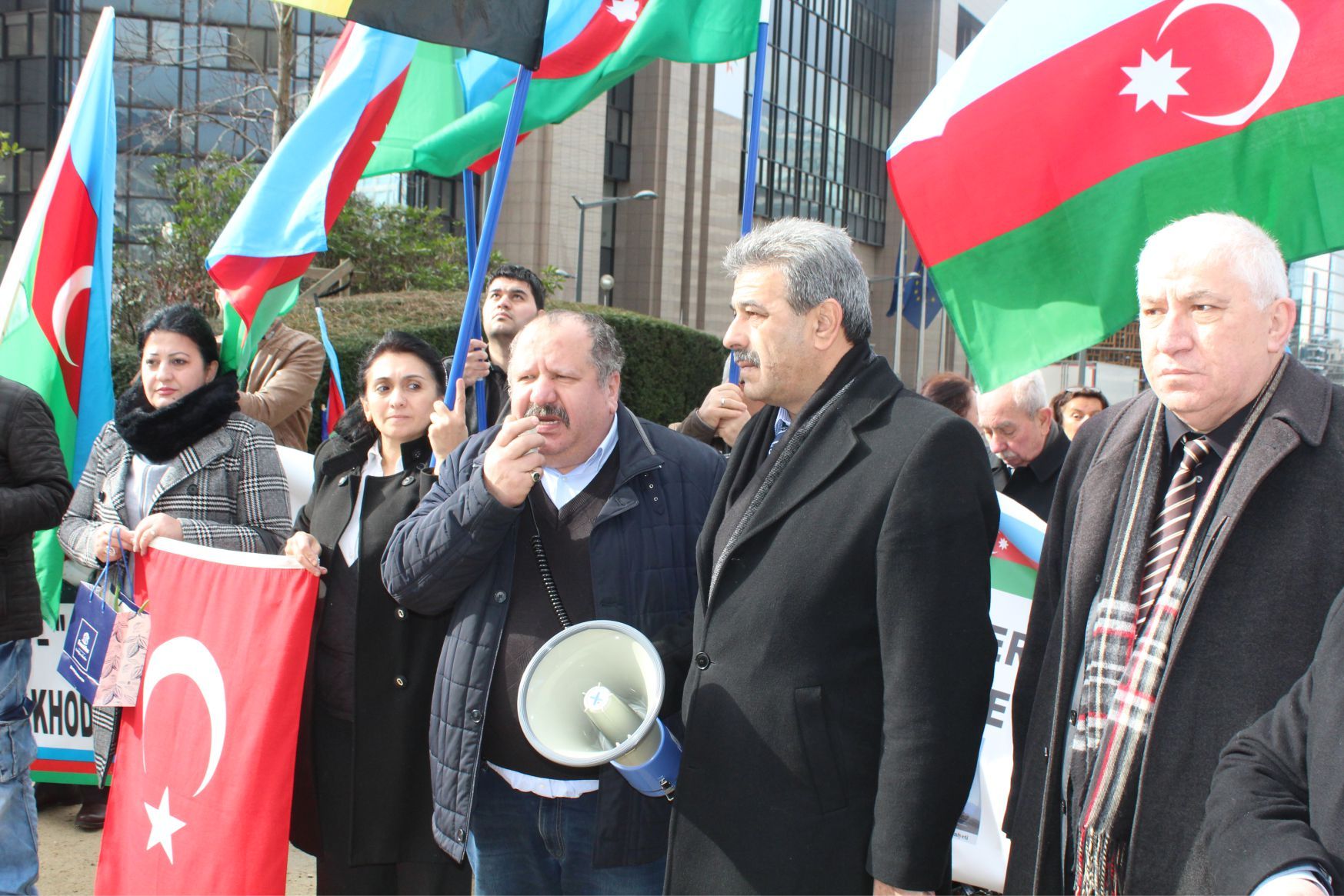 AB’NİN KALBİNDE “HOCALI ŞEHİTLERİ’Nİ ANDILARâ€