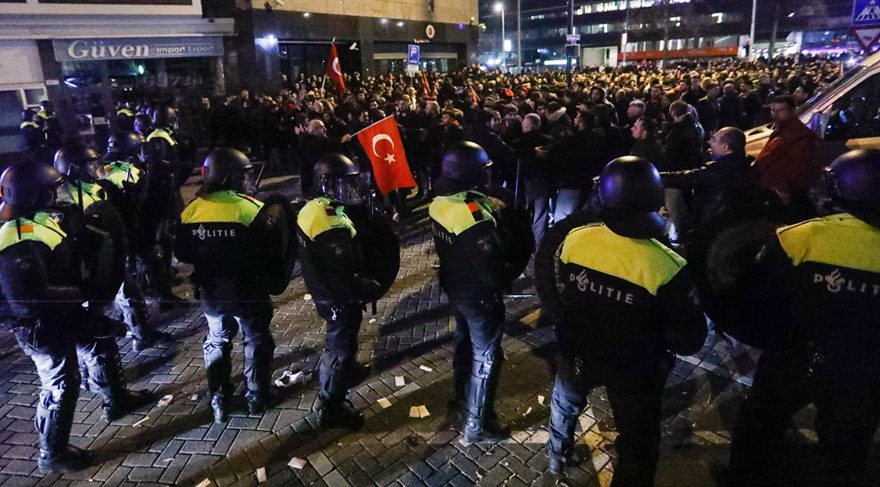 Hollanda polisi protesto düzenleyen Türkleri dağıttı bakanı sınırdışı etti...