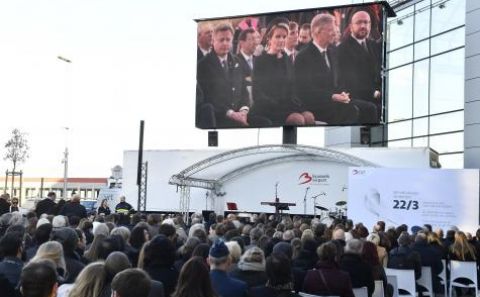 ZAVENTEM HAVALİMANI VE MALBEEK METRO DA TERÖRDE YAŞAMINI YİTİRENLER ANILDI.