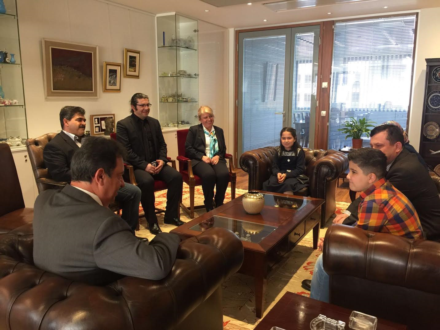 Gelenek tekrar etti, Büyükelçi Hakan Olcay 23 Nisan Ulusal Egemenlik ve Çocuk Bayramı vesilesiyle makamını bir süreliğine çocuklara devretti