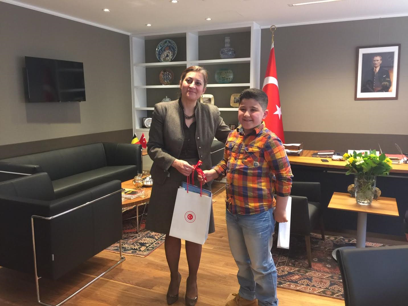 BRÜKSEL BAŞKONSOLOSU DİLŞAD KIRBAŞLI KARAOĞLU MİNİKLERİ BAYRAMLARINDA KABUL ETTİ