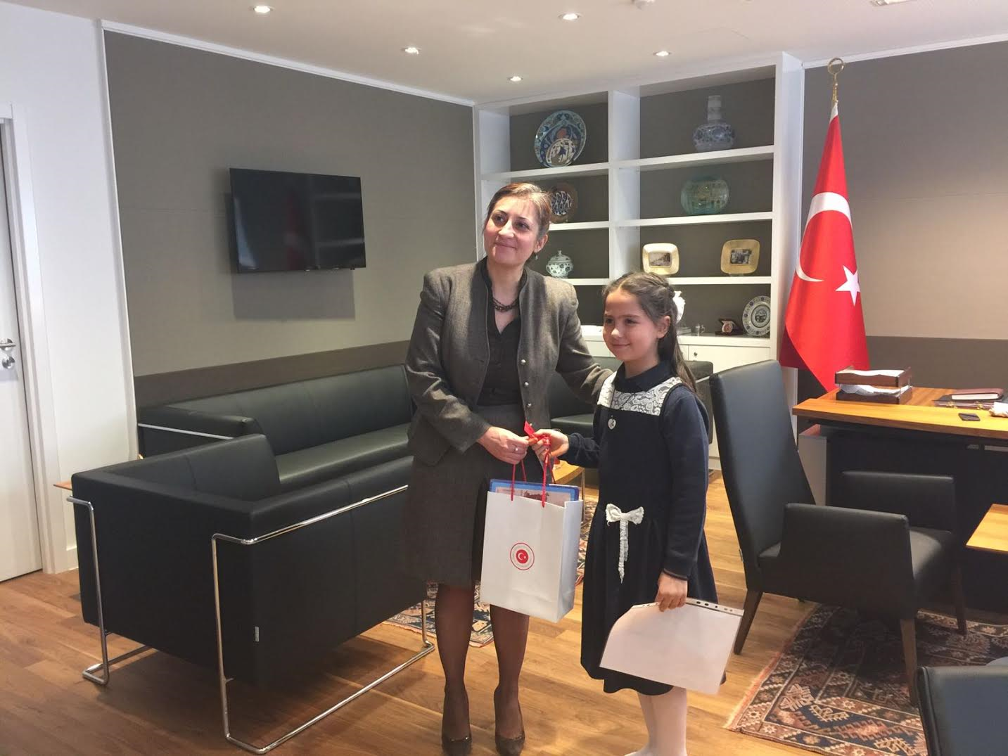 BRÜKSEL BAŞKONSOLOSU DİLŞAD KIRBAŞLI KARAOĞLU MİNİKLERİ BAYRAMLARINDA KABUL ETTİ