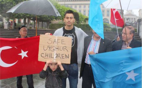 UYGUR TÜRKLERİ BRÜKSELâ€™DE ÇİNâ€™İ PROTESTO ETTİLER…