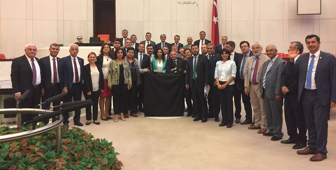 CHPâ€™li vekillerin 'iç tüzük' direnişi sürüyor